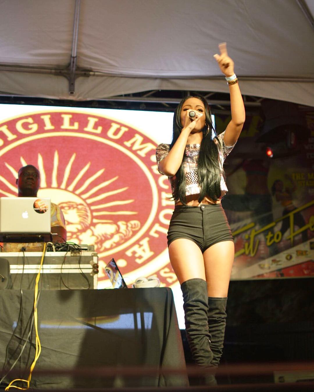 shenseea sexy on stage